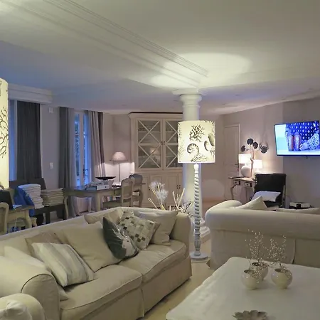 Вилла Splendid In Sur Mer With Heated Pool Кавалер-сюр-Мер